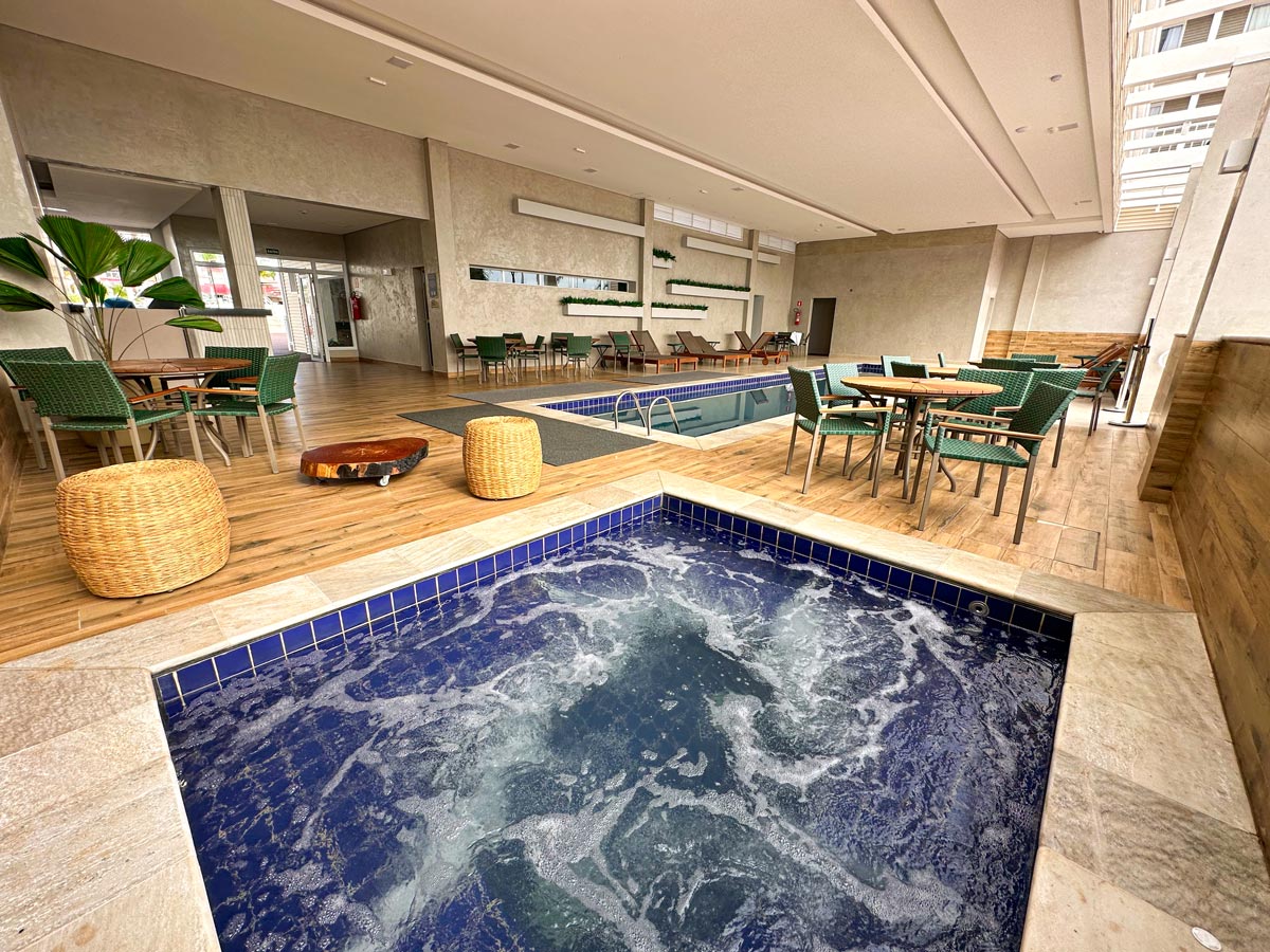 Hidromassagem e área de lazer interna do resort