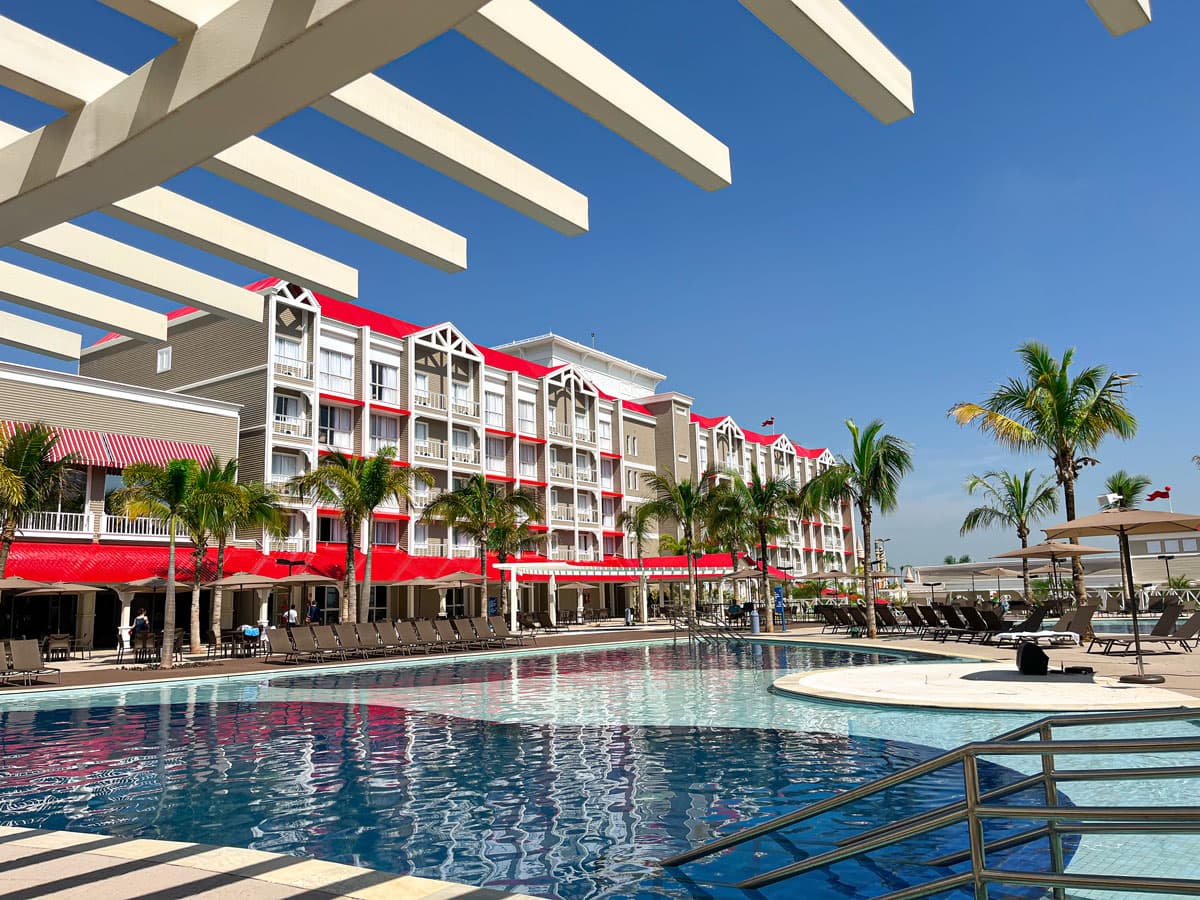 Piscinas do São Pedro Thermas Resort com o hotel ao fundo